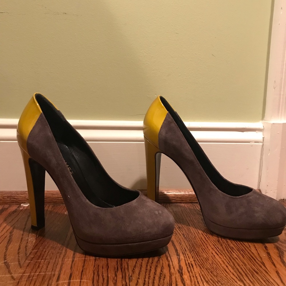 Dark grey suede pump with yellow on heel